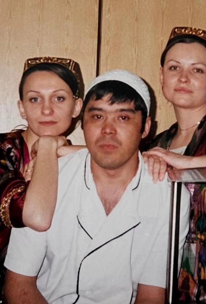 — В 90-е официанты были достаточно богатыми людьми, поэтому вакансий в этой сфере практически не было | Источник: Инна Платонова