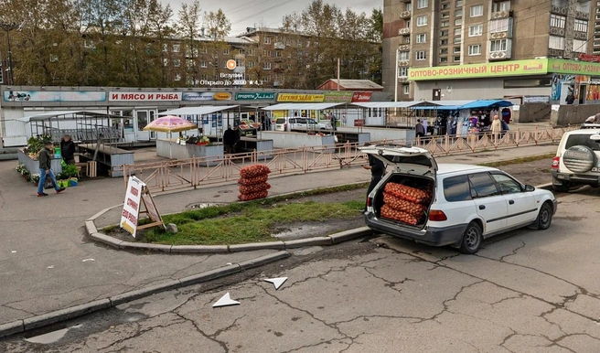 Осенью здесь продавали овощи, весной — рассаду | Источник: сервис «Яндекс.Карты»