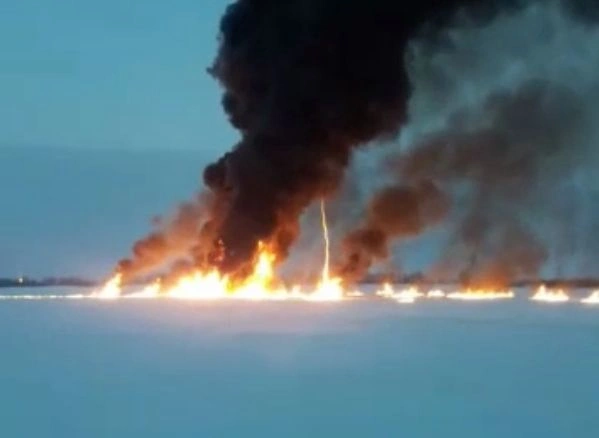 Под Нижневартовском загорелась река Обь | ya62.ru