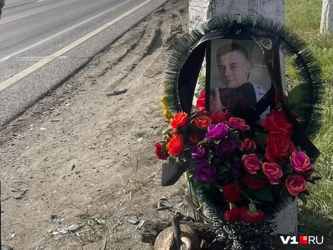 На месте аварии погибшему подростку организовали мемориал | Источник: Алексей Волхонский / V1.RU