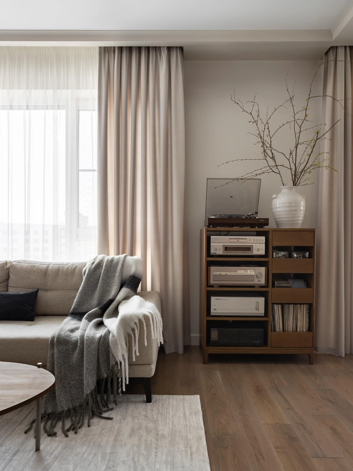 Инженерная доска, Antic Wood. Текстиль на окнах, дизайнер Лариса Смекалова, салон Le Fabric. Диван, Dantone Home. | Источник: Елена Михалина. Стиль: Лариса Смекалова