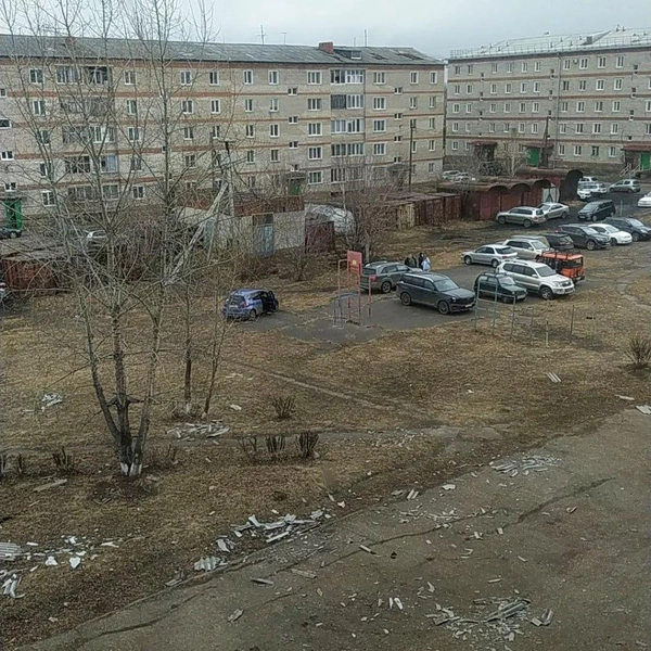 По всему двору разбросан шифер | Источник: «Тайшет24» / Telegram