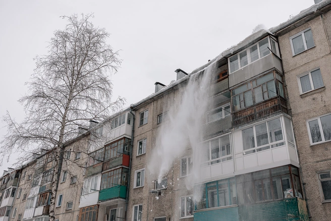 Снег с крыши упал на проходящую мимо девочку | Источник: Максим Серков / NGS42.RU