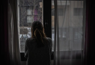 «Влюбились мгновенно, три месяца эйфории — а теперь он не пишет и охладел. Есть ли у меня надежда?»