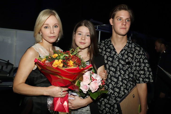Марина Зудина с дочерью Машей и сыном Павлом