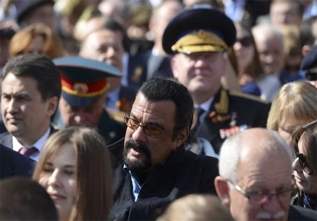 Стивен Сигал принял участие в параде Победы | ya62.ru