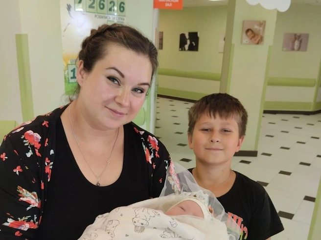 На фото Рома Столяров с мамой, в 2021 году он пережил пересадку печени и пожизненно должен принимать редкое лекарство | Источник: Ольга Столярова