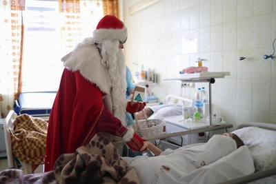 'My Sweetie, Hold On': Father Frost Visits Patients at Omsk Hospice