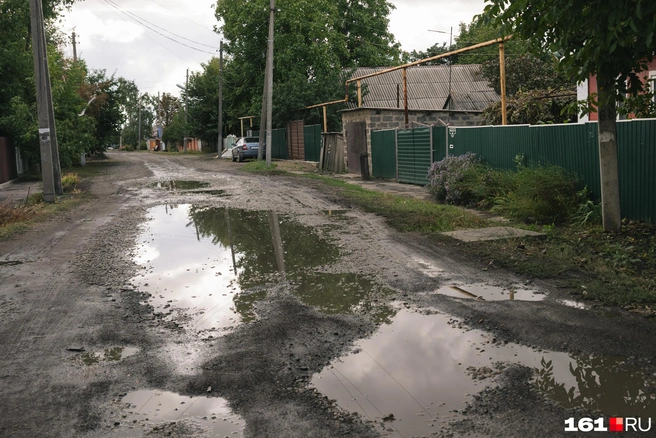 Вода стоит, несмотря на отсыпанную недавно дорогу | Источник: Евгений Вдовин / 161.RU