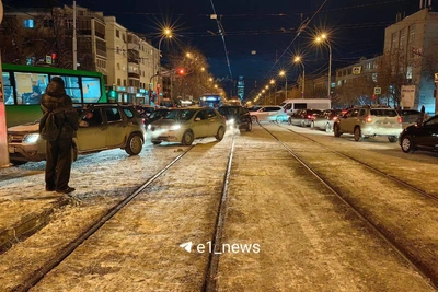 Адская пробка на перекрестке Малышева-Мира в Екатеринбурге