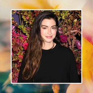 Как разнообразить тотал-блэк образ осенью 2025: Энн Хэтэуэй показала модные прическу и макияж