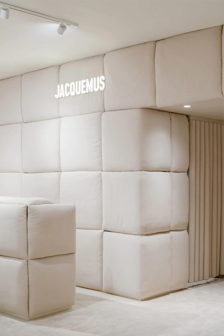 Чудесный сон: новый бутик Jacquemus в Париже с интерьерами из подушек