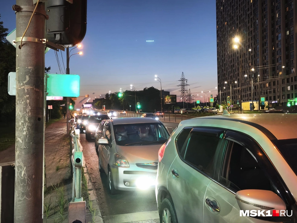 Очередь на АЗС «Роснефти» начинается почти с конца моста | Источник: Михаил Мечев / MSK1.RU