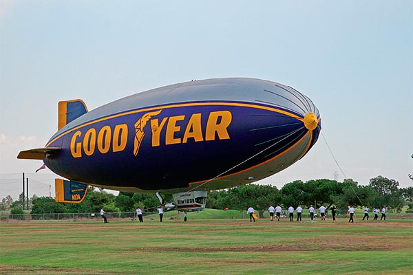 Дирижабль компании GoodYear отлично известен всем жителям Лос-Анджелеса — он местная достопримечательность | Источник: Фото автора