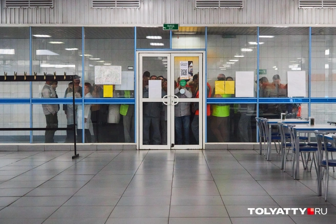 Пока в столовой заканчивают подготовку, работники ждут, когда двери откроются  | Источник: Роман Данилкин / 63.RU
