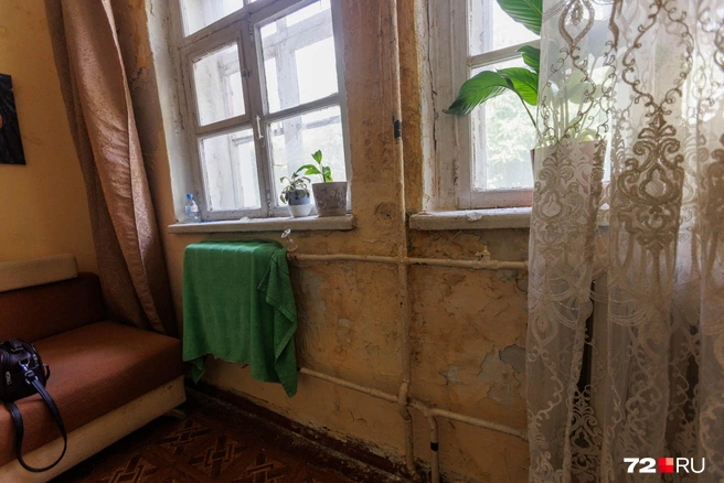 Штукатурить стену тоже бесполезно. После каждого дождя ее заливает  | Источник: Ирина Шарова / 72.RU 