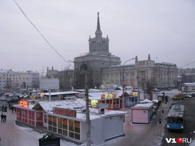 Часть павильона можно рассмотреть за канувшим в Лету троллейбусом маршрута № 2 | Источник: Константин Завриков / V1.RU