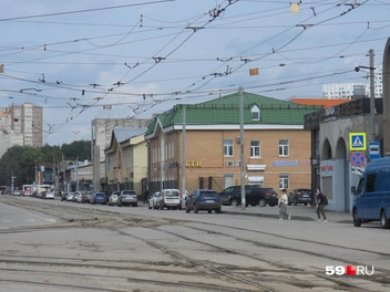 Со стороны Борчанинова убрали знак «Движение запрещено», а оставшийся запрет остановки и стоянки все игнорируют | Источник: Кирилл Хафизов / 59.RU