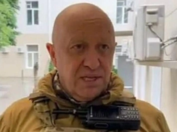 Вдова Пригожина или супруга его двойника? Много вопросов из-за женщины, посетившей могилу главы ЧВК «Вагнер»