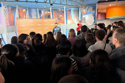 Толпа поклонников встретила Галустяна в Екатеринбурге