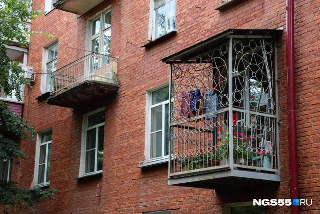 В стареньких домах цветников гораздо больше, чем в новостройках | Источник: Евгений Софийчук / NGS55.RU