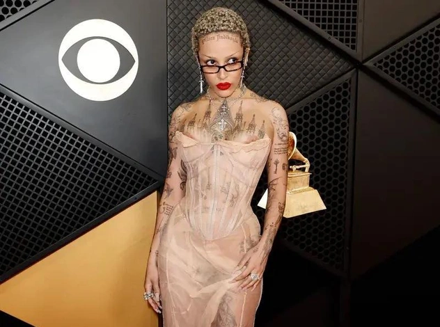 Doja Cat сделала татуировку с именем турецкого дизайнера у себя на лбу