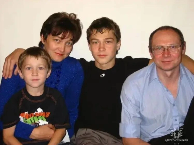 Юра с родителями и младшим братом | Источник: соцсети