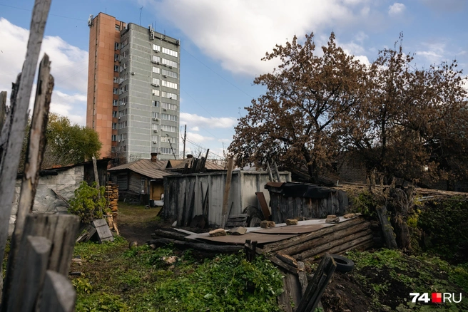 Но они собраны вместе. Будто по-прежнему образуют какой-то маленький квартальчик | Источник: Наталья Лапцевич