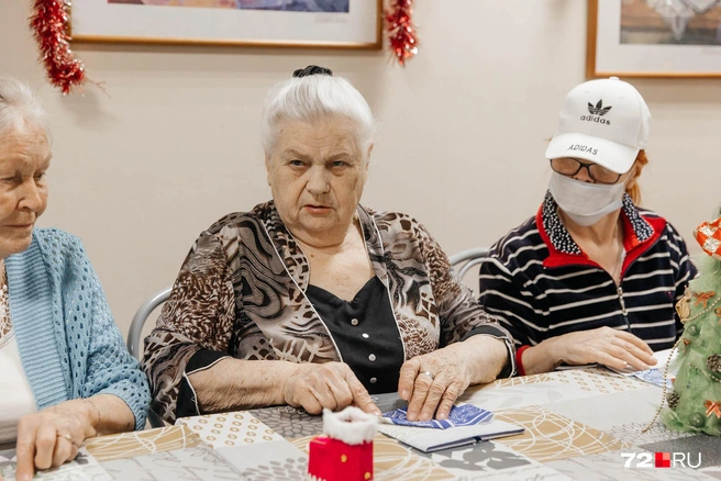 Все проживающие серьезно отнеслись к заданию. Внимательно слушали Татьяну и, если не получалось, не стеснялись попросить помощи | Источник: Ирина Шарова / 72.RU
