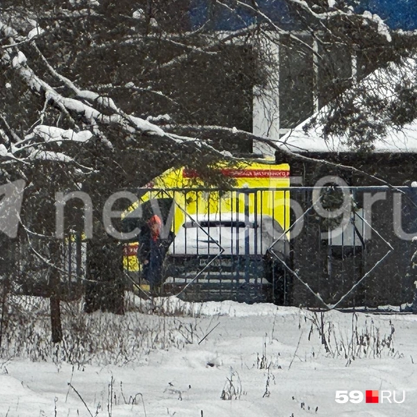Автомобиль скорой медицинской помощи не покидает студгородок политеха | Источник: Алексей Кожевников / 59.RU