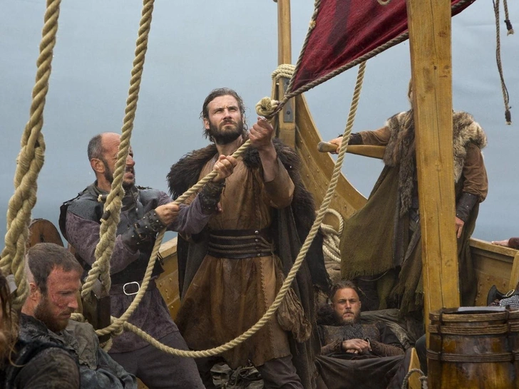 Во время съемок боевых сцен в сериале «Викинги» было использовано настоящее оружие. | Источник: Кадр из сериала «Викинги»