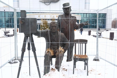 Вандалы снова атаковали памятник братьям Люмьер в Екатеринбурге