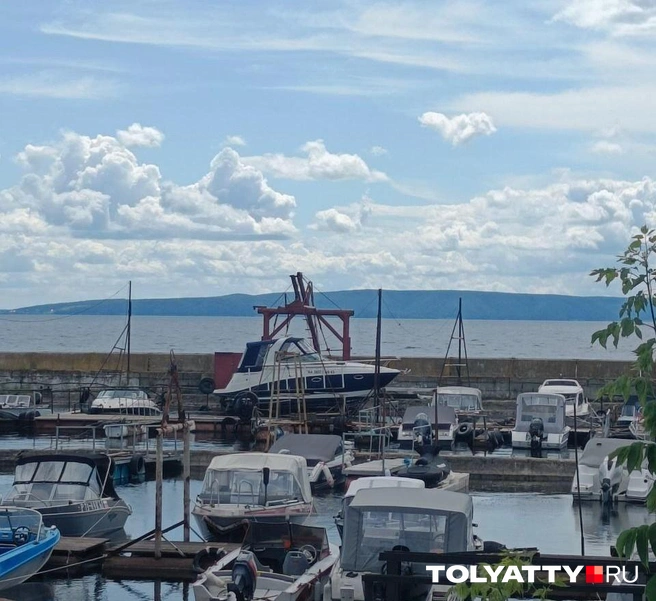 Огненный шар упал в воду как раз за бело-синей лодкой, метрах в 50-100 от берега | Источник: Юлия Дроглева