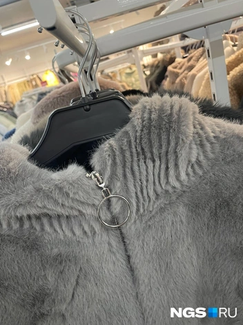 Все еще непонятно, почему производители искусственных шуб решили, что вшить замок&nbsp;— хорошая идея | Источник: Алёна Золотухина / NGS.RU