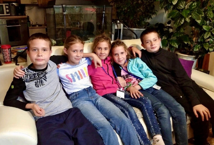 «Бизнес на приемных детях»: Евгений Тепляков раскритиковал семью, воспитывающую 21 ребенка