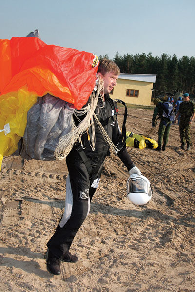 Пельш занимается прыжками с парашютом. На его счету их свыше 300, 2008 год