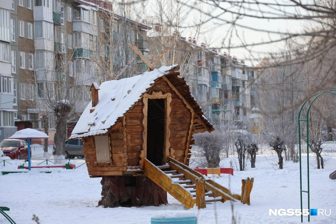 В одном из дворов на пеньке сидит настоящая избушка на курьих ножках | Источник: Евгений Софийчук / NGS55.RU