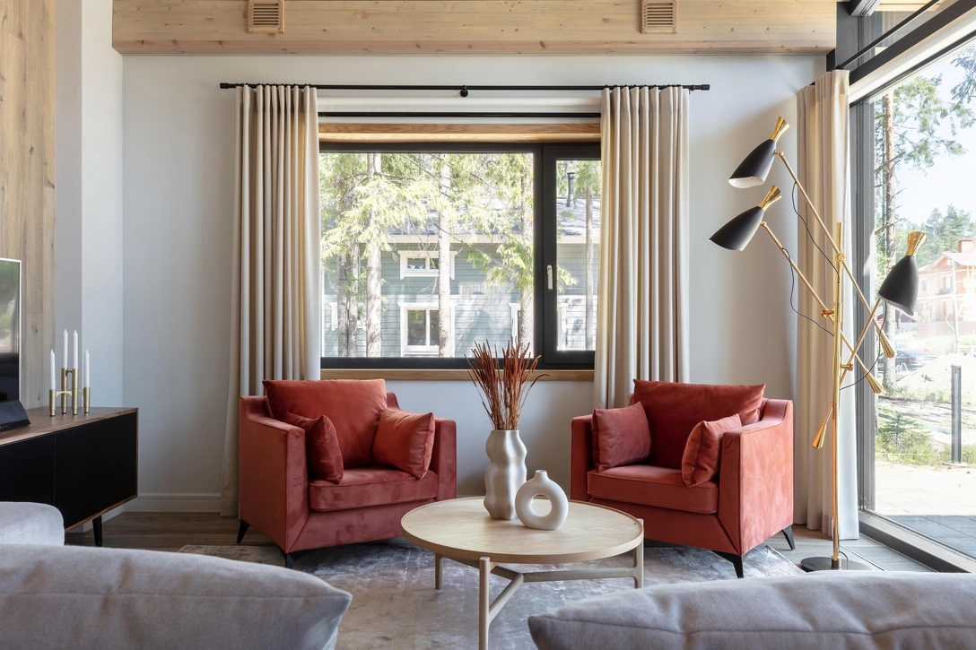 Гостиная. Кресла изготовлены на заказ, Rosso design. Стол, La Redoute. | Источник: Анна Чернышова и Екатерина Титенко