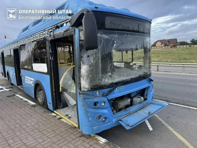 При ударе дрона по этому автобусу ранен мужчина | Источник: Оперштаб Белгородской области / max.ru