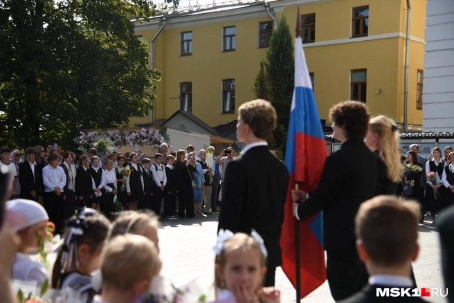 Праздничная линейка началась с выноса флага и гимна России  | Источник: Дарья Шутова / MSK1.RU