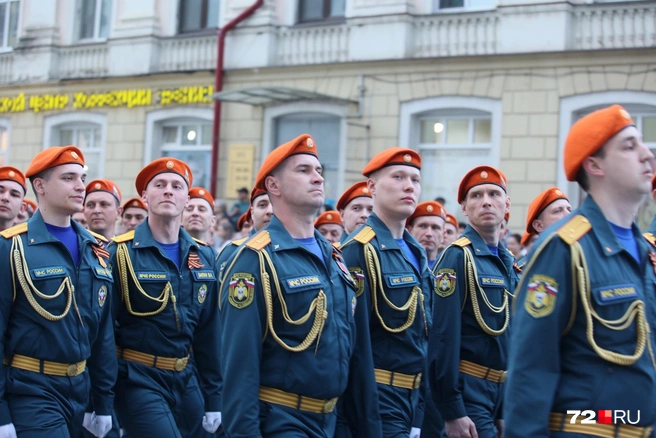 Оранжевый берет в парадной форме МЧС России&nbsp;— это символ готовности к спасению, яркий знак отличия, обеспечивающий видимость в условиях чрезвычайных ситуаций. Он подчеркивает профессионализм, принадлежность к силам гражданской обороны и присваивается за мужество | Источник: Ирина Шарова/ 72.RU