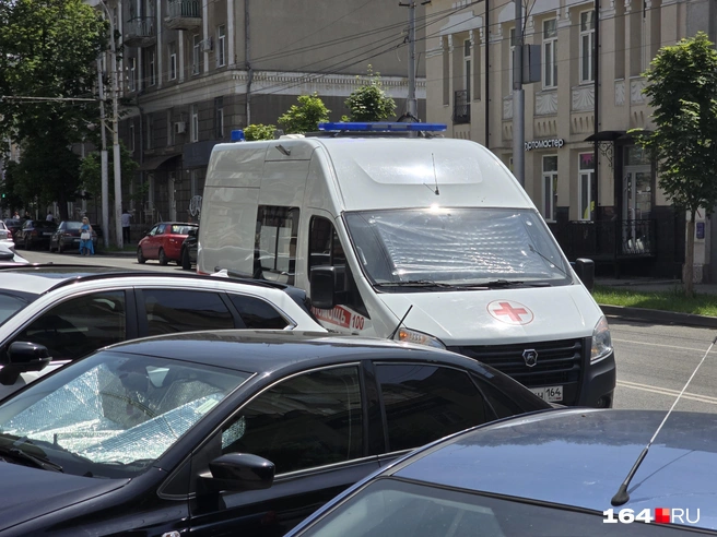 К зданию суда подъезжала скорая. Маме обвиняемого стало плохо | Источник: Семен Коротов-Майбах / 164.RU