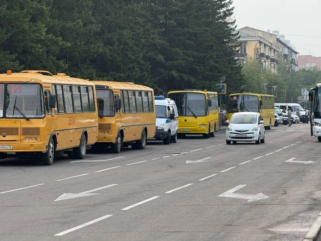 Автобусы с добровольцами, которые отправляются в Атамановку | Источник: Алёна Ячменева / t.me