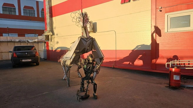 Вот такие необычные арт-объекты можно увидеть возле магазина «Панфиловец» | Источник: Дарья Никитченко / 45.RU