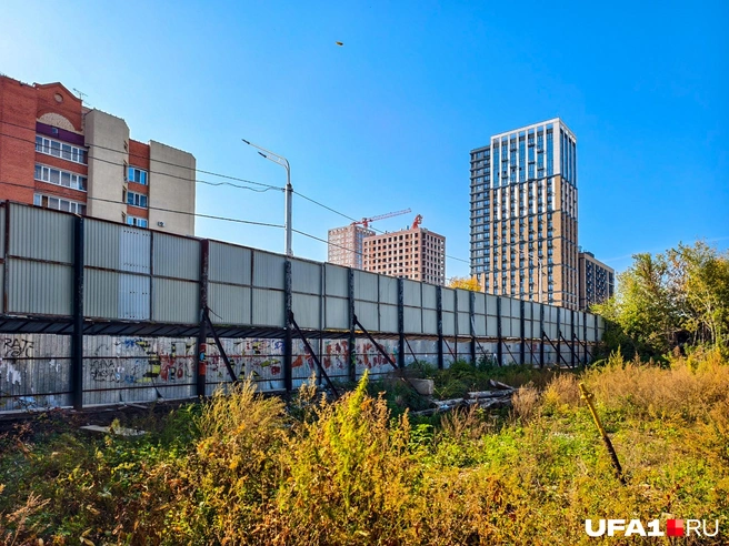 Забор выглядит забавно | Источник: Булат Салихов / UFA1.RU