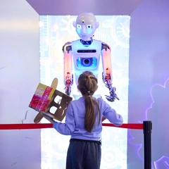 Встреча с настоящим космонавтом и шоу роботов: куда сходить 12 апреля с ребенком