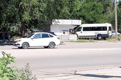 На юге Волгограда микроавтобус врезался в торговый павильон