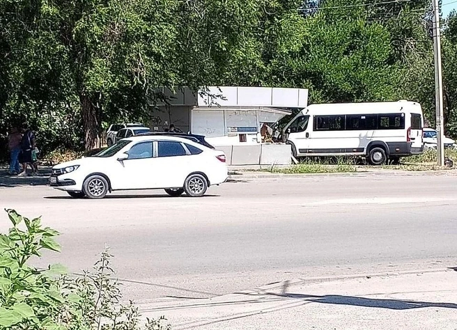 По предварительным данным полиции, микроавтобус не уступил дорогу автомобилю на главной | Источник: t.me/vlg_crime