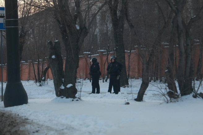 Ближе к заводу стоят силовики с автоматами, и это уже явно не ДПС | Источник: Михаил Шилкин