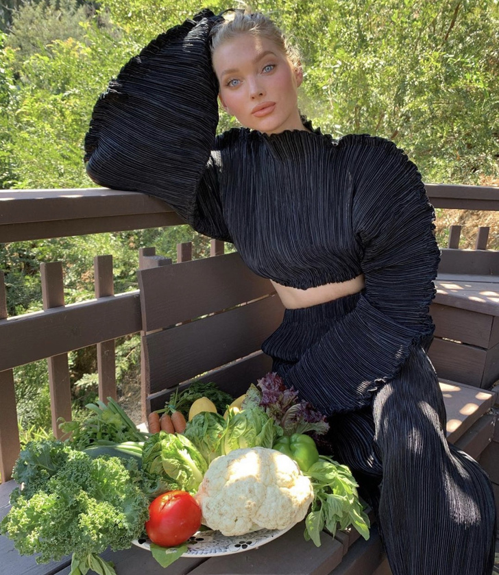 Самая стильная пропаганда вегетарианства: Эльза Хоск в черном жатом костюме и с корзиной овощей
